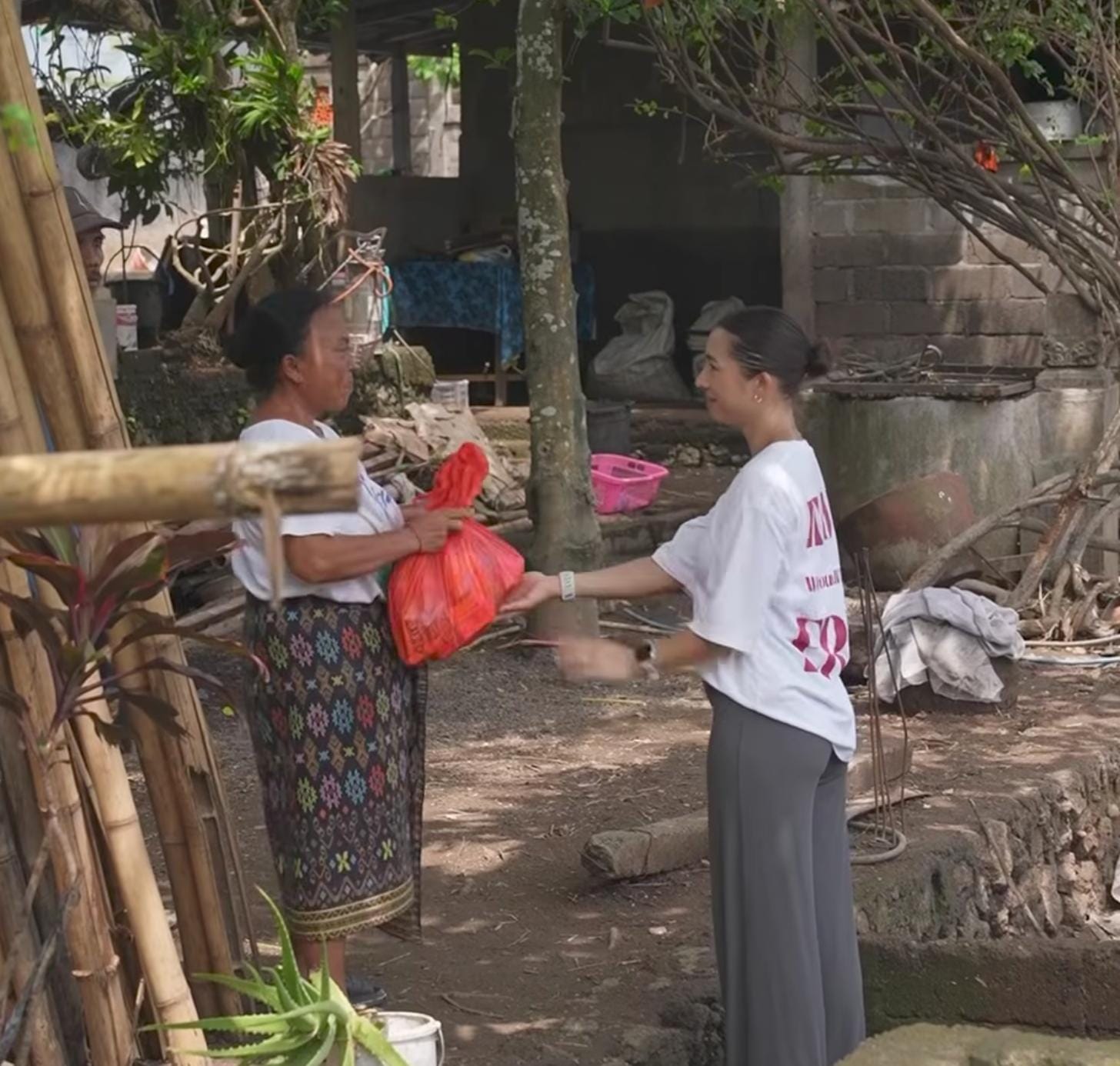Jennifer Bachdim menghampiri seorang korban banjir